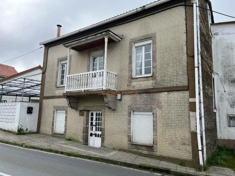 Casa de 147 m<sup style='color: #000;'>2</sup> con 4 habitaciones y 3 baños en Fene.