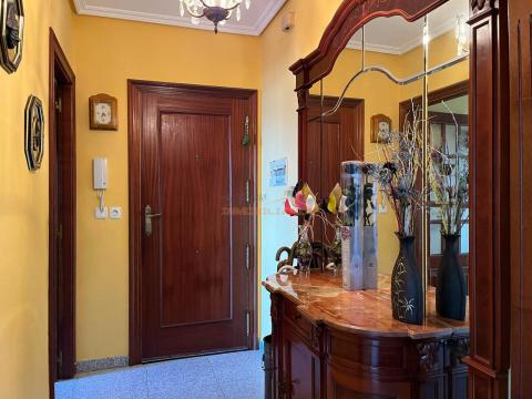 Piso de 95 m<sup style='color: #000;'>2</sup> con 3 habitaciones y 2 baños en Santa Marina.
