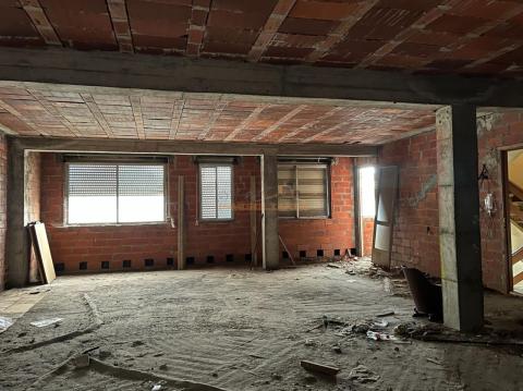 Piso de 109 m<sup style='color: #000;'>2</sup> con 3 habitaciones y 2 baños en Jubia.